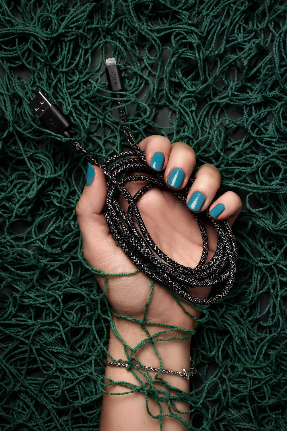 Charge your Mac Products helping the environment!!Black iPhone Lightning cable · 2 meter · Made of recycled fishing nets